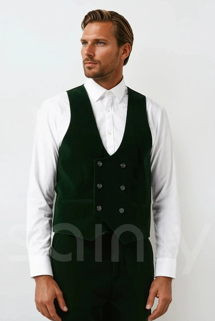 Luxurious velvet three-piece suit with tailored fit