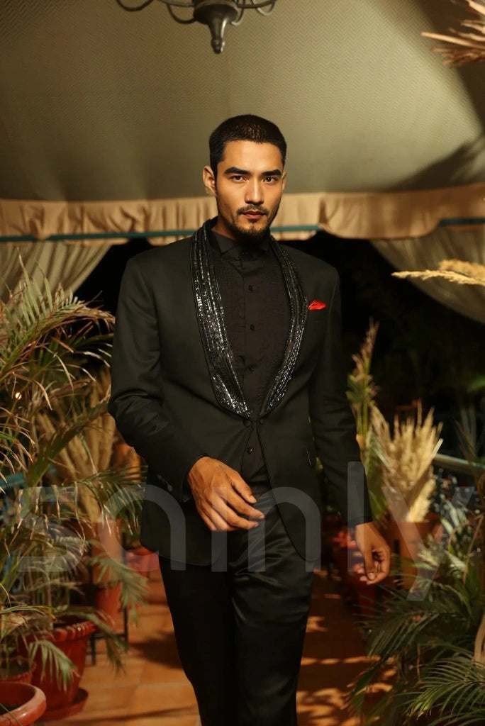 Stylish black blazer, tailored fit, formal wear-side