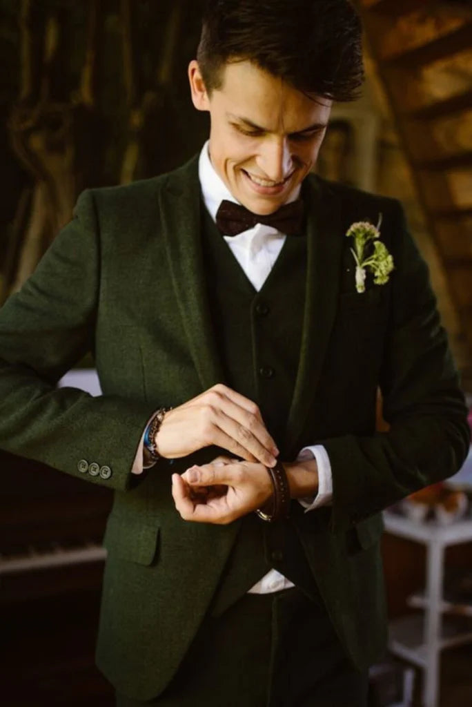 Men green tweed suit-front
